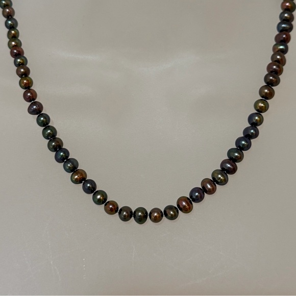 NWOT Gorgeous Multicolor Iridescent Pearl Bead Necklace - Picture 5 of 16